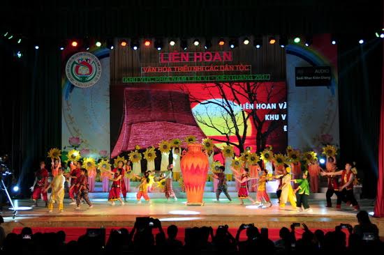 Tiết mục “Chào Đắk Lắk” do thiếu nhi trong đội ca múa Nhà Thiếu nhi Kiên Giang biểu diễn trong lễ bế mạc Liên hoan.