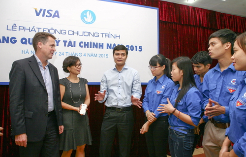 Anh Bùi Quang Huy - Phó Chủ tịch thường trực T.Ư Hội Sinh viên Việt Nam chia sẻ với các bạn sinh viên tại lễ phát động chương trình