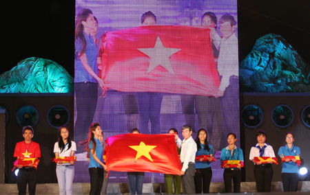 Sinh viên dành tặng 900 lá cờ Tổ quốc đến các ngư dân trên huyện đảo Lý Sơn, với mong muốn những lá cờ này cùng ngư dân ra biển, không chỉ là màu cờ khẳng định chủ quyền của Tổ quốc, mà còn là trái tim, tình cảm của sinh viên từ đất liền gửi gắm đến ngư dân, đến biển trời đất nước.