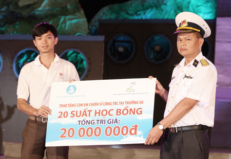 Đồng chí Nguyễn Minh Triết, Giám đốc Trung tâm20 suất học bổng được trao tặng cho các em nhỏ là con của các chiến sỹ đang công tác trên quần đảo Trường Sa trị giá 20 triệu đồng, nhằm hỗ trợ trang thiết bị học tập cho các em.