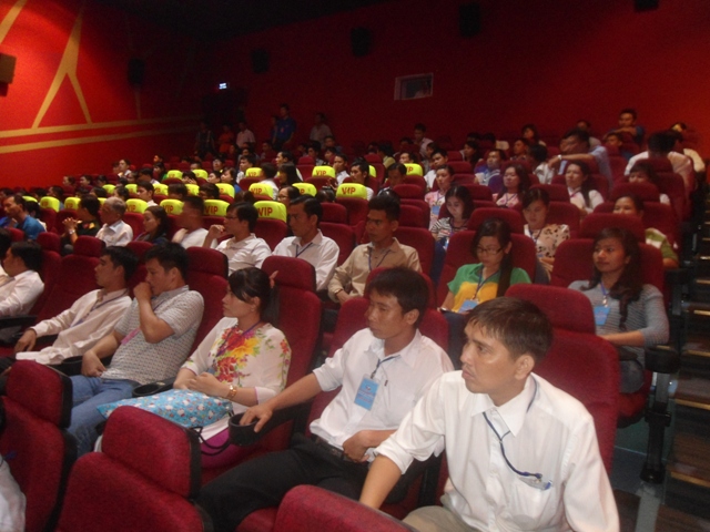 Đại biểu về tham dự Đại hội Hội LHTN Việt Nam tỉnh An Giang lần thứ VII  xem phim "Sống cùng lịch sử".