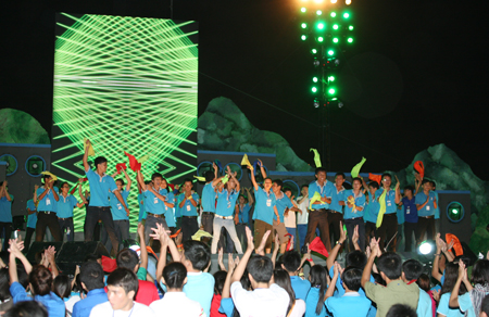 Đêm hội kết thúc với những khúc ca ngợi tình yêu quê hương, khát vong tuổi trẻ của Đêm hội Giã bạn của sinh viên mọi miền đất nước.