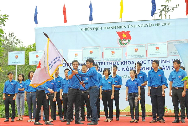 Đồng chí Bùi Quang Huy - Bí thư Trung ương Đoàn trao cờ xuất quân Chương trình