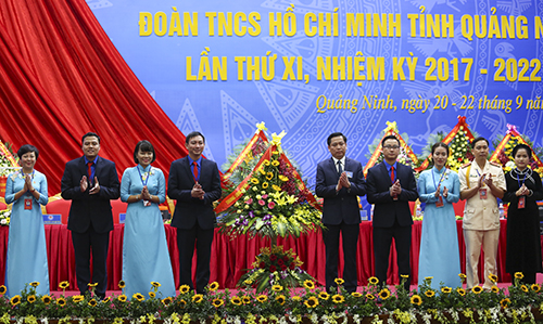 Đồng chí Nguyễn Long Hải, Bí thư BCH Trung ương Đoàn TNCS Hồ Chí Minh tặng hoa chúc mừng Đại hội.