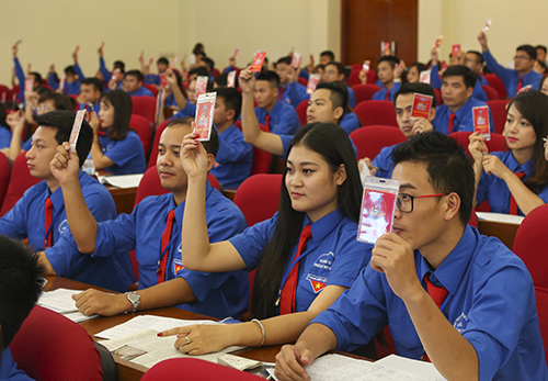 Các đại biểu, biểu quyết thông qua đề án Ban Chấp hành Tỉnh Đoàn Quảng Ninh khóa XI, nhiệm kỳ 2017-2022