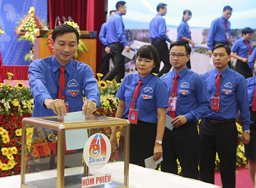Các đại biểu bỏ phiếu bầu BCH Đoàn TNCS Hồ Chí Minh tỉnh Quảng Ninh khóa XI nhiệm kỳ 2017-2022 tại Đại hội