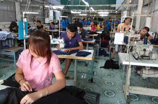 Học viên lớp tập huấn của huyện Bắc Quang khảo sát thực tế tại Xưởng may mặc xuất khẩu Cường Thuận