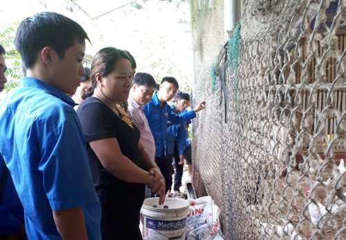  Học viên đi thực tế tại mô hình nuôi gà thương phẩm của gia đình anh Phan Hữu Tụ, TT. Vinh Quang