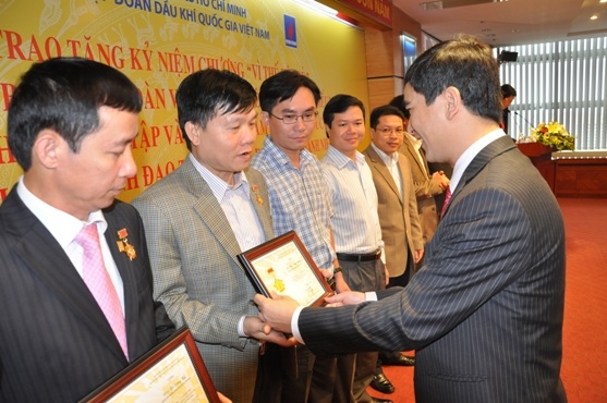 Đồng chí Dương Văn An trao Kỷ niệm chương cho các đồng chí lãnh đạo Tập đoàn, Công đoàn Dầu khí, Viện Dầu khí Việt Nam, các ban chuyên môn của Tập đoàn.