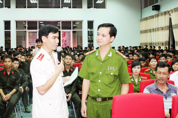 Phạm Tuấn Em trong một buổi giao lưu với các đoàn viên thanh niên.