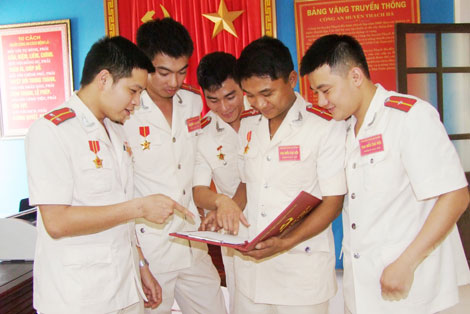 Thiếu uý Nguyễn Văn Cường (thứ hai từ phải sang) đang trao đổi với các đoàn viên thanh niên Công an huyện Thạch Hà về hoạt động hiến máu tình nguyện.