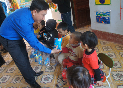 Tặng quà cho các cháu Trường mầm non trung tâm huyện Mường Nhé