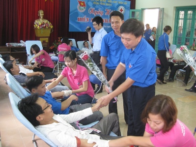 3.	Đ.c Nguyễn Văn Mạnh, Phó bí thư Tỉnh Đoàn tặng hoa động viên thanh niên tình nguyện hiến máu nhân đạo.