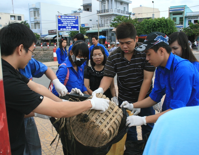 ĐVTN quận Ninh Kiều tham gia vớt rác tại Hồ Xáng Thổi góp phần bảo vệ môi trường xanh – sạch – đẹp.