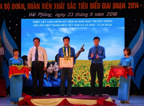 Đồng chí Bùi Quang Huy - Bí thư Ban Chấp hành Trung ương Đoàn TNCS Hồ Chí Minh, đồng chí Phạm Xuân Thanh - Bí thư Đảng ủy Khối các cơ quan TP. Hải Phòng viểu dương các cán bộ Đoàn tiêu biểu