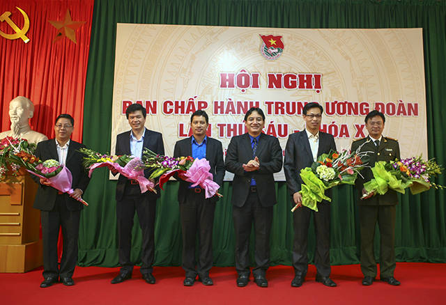 Đồng chí Nguyễn Đắc Vinh tặng hoa chúc mừng 05 đồng chí được bầu bổ sung vào Ban Thường vụ