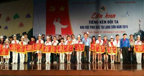 Các đồng chí  lãnh đạo trao cờ lưu niệm cho các đoàn tham gia Liên hoan