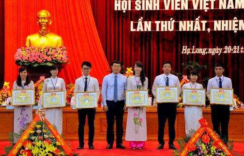 Đ/c Lê Quốc Phong, Bí thư Trung ương Đoàn, Chủ tịch Hội sinh viên Việt Nam khen thưởng cho các tập thể và cá nhân có thành tích xuất sắc trong công tác Đoàn- Hội