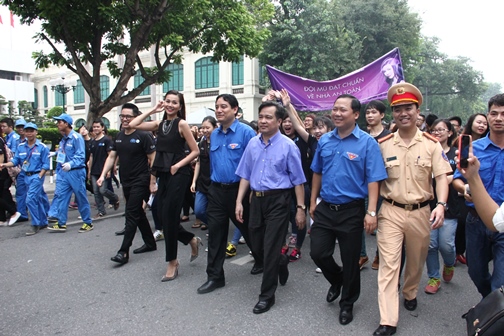 Siêu mẫu Thanh Hằng cùng các đồng chí lãnh đạo đi bộ đồng hành hưởng ứng Chiến dịch