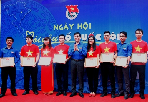 Đồng chí Nguyễn Long Hải trao giấy khen cho các cá nhân có thành tích tiêu biểu trong phong trào hiến máu tình nguyện