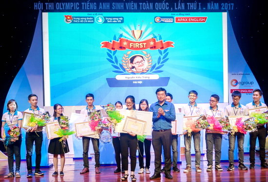 Chủ tịch Quốc hội Nguyễn Thị Kim Ngân cùng các đại biểu chụp ảnh lưu niệm với các em thiếu nhi, anh chị phụ trách Đội Đông Hà