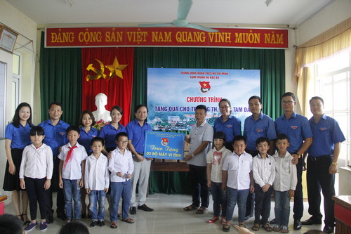 Các đồng chí đại diện lãnh đạo các Tỉnh đoàn trong cụm Trung du Bắc bộ tặng quà cho Trường Tiểu học, Trung học cơ sở thị trấn Tam đảo, huyện Tam Đảo.