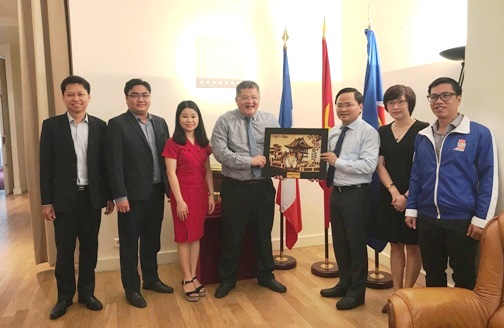 Đồng chí Nguyễn Anh Tuấn, Bí thư Thường trực BCH Trung ương Đoàn tặng quà của Ban Bí thư cho Đại sứ quán Việt Nam tại Pháp.