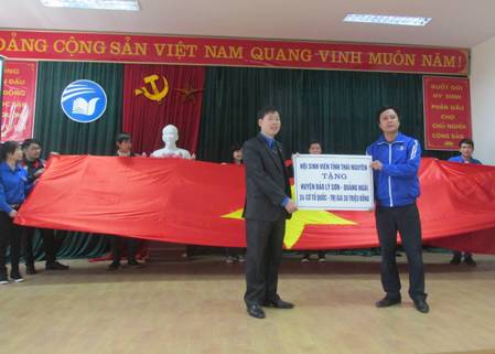 Hội Sinh viên tỉnh Thái Nguyên tặng 24 cờ Tổ quốc cho huyện Đảo Lý Sơn, Quảng Ngãi hưởng ứng Cuộc vận động “Sinh viên với biển đảo Tổ quốc”