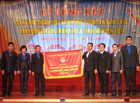 Đồng chí Đặng Quốc Toàn- Bí thư Ban chấp hành Trung ương Đoàn, Phó Chủ tịch Hội LHTN Việt Nam tặng cờ thi đua đơn vị xuất sắc sắc cho Đoàn TNCS Hồ Chí Minh tỉnh Hải Dương năm 2013.