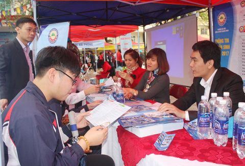 Các em học sinh tìm hiểu thông tin về cơ hội, điều kiện học tập tại gian hàng của trường Đại học Công nghiệp Quảng Ninh.