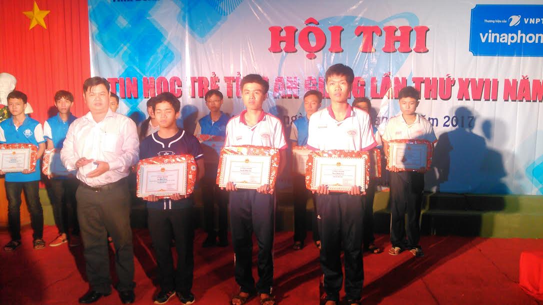 Đ/c Trần Hòa Ý – Giám đốc TT Kinh doanh Vinaphone - VNPT An Giang trao giải nhất, nhì cho thí sinh Khối THPT