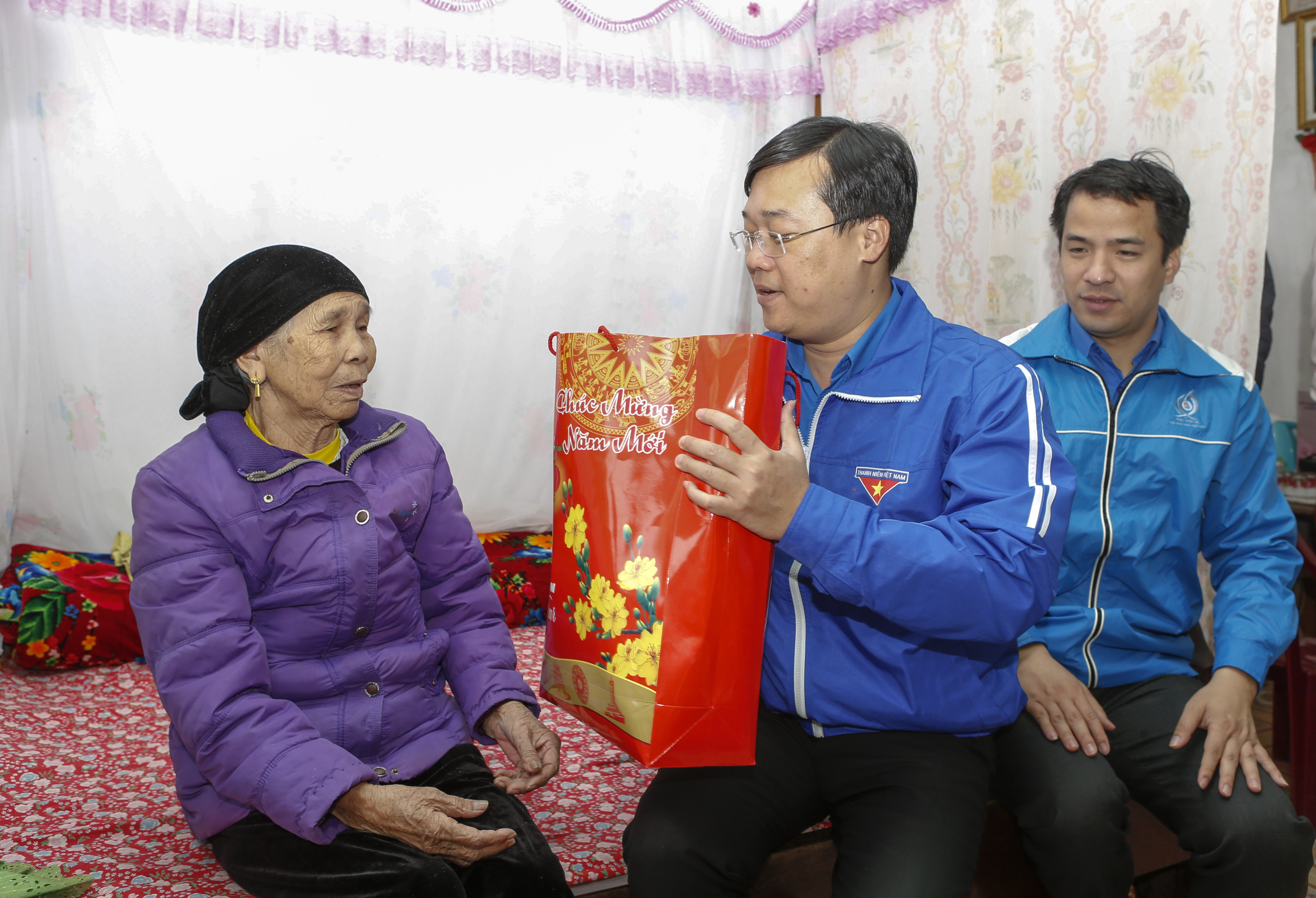 Đồng chí Lê Quốc Phong, Bí thư thứ nhất Trung ương Đoàn thăm hỏi, tặng quà cho Bà..mẹ Việt Nam anh hùng có 12 người con sinh