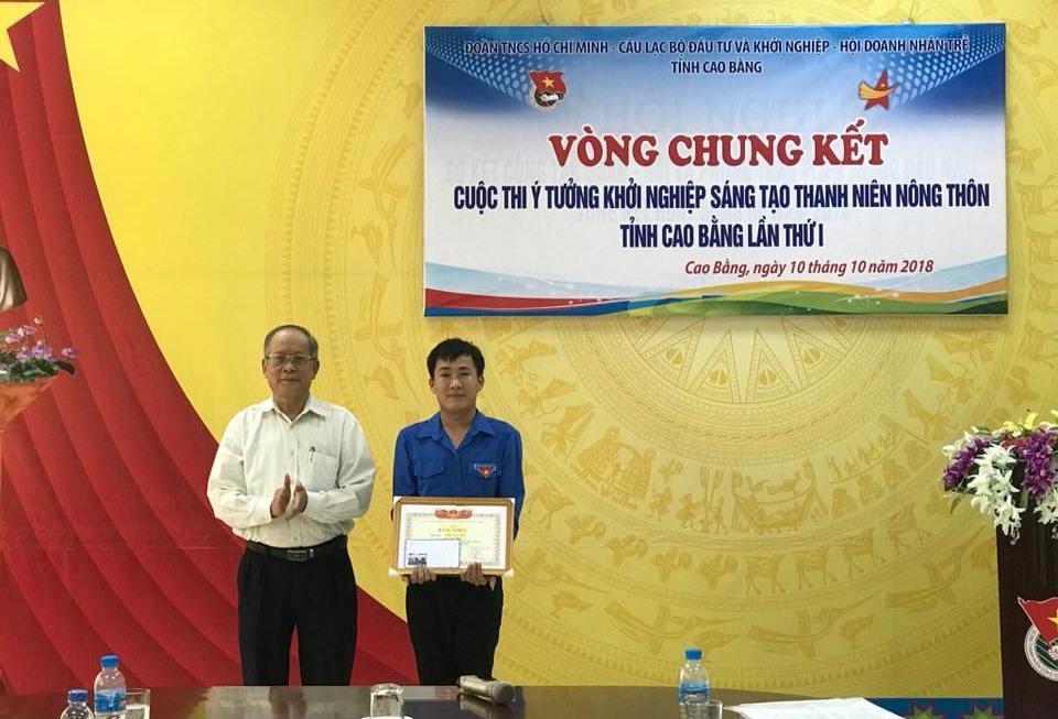 Đồng chí Nông Đức Ngọc - Phó trưởng Ban Dân vận Tỉnh ủy trao giấy khen cho thí sinh đạt giải nhất