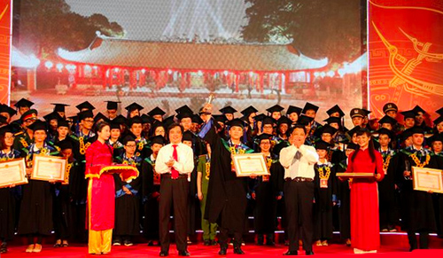 Hà Công Cương nhận Bằng khen tại Lễ Tuyên dương thủ khoa xuất sắc năm 2015 do UBND thành phố Hà Nội tổ chức. Ảnh: vnq.edu.vn.