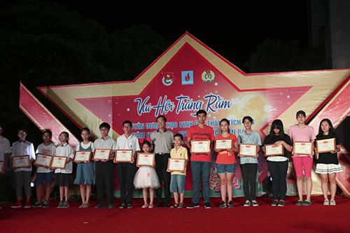 Trưởng Ban Tuyên giáo Đảng ủy Tập đoàn Trần Quang Dũng trao bằng khen cho các em học sinh đạt giải quốc gia.