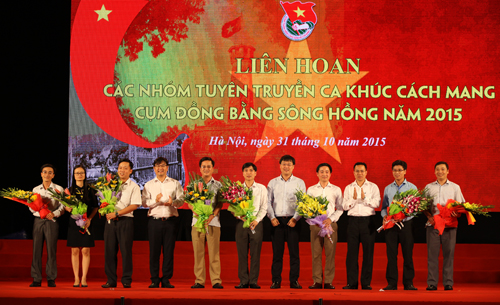  Đồng chí Lê Quốc Phong, Bí thư Trung ương đoàn và đồng chí Nguyễn Văn Thắng, Bí thư Thành đoàn Hà Nội tặng hoa các dơn vị.