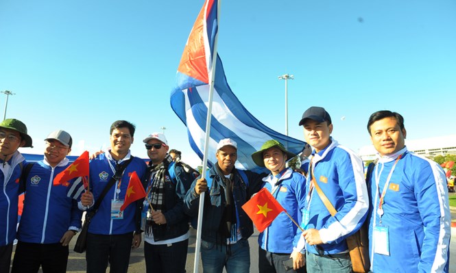 Các đại biểu Việt Nam và Cu Ba chụp ảnh lưu niệm tại lễ diễu hành 