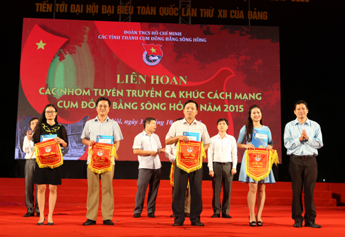 Đồng chí Lê Quang Tự Do, Ủy viên BTV, Trưởng Ban Tuyên giáo TƯ Đoàn trao giải 3 cho các đơn vị đạt giảiCác đơn vị nhận giải Ba