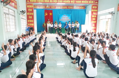 Chi đoàn tỉnh đoàn tổ chức Chương trình "Học làm người có ích" tại huyện Thạnh Phú