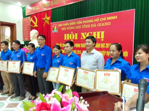 Đ.c Đào Quang Diệu, Phó Bí thư Tỉnh đoàn tặng bằng khen cho các đơn vị có thành tích xuất sắc trong công tác Đội và phong trào thiếu nhi năm học 2014 - 2015