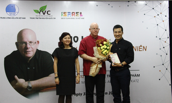 Anh Vũ Minh Lý, Ủy viên BCH Trung ương Đoàn, Giám đốc Trung tâm Tình nguyện Quốc gia và chị Đỗ Thị Kim Hoa, Phó Giám đốc Trung tâm Tình nguyện Quốc gia tặng hoa cho diễn giả Eran Kat.