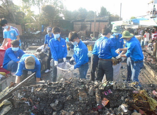Tuổi trẻ Đồng Tháp tiến hành vệ sinh môi trường, thu gom rác thải