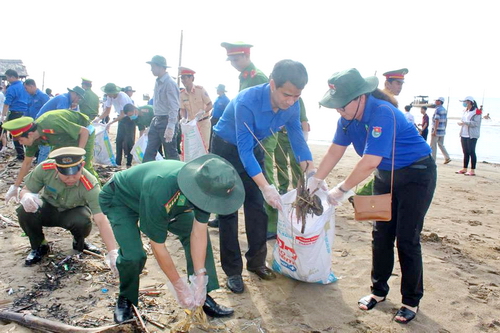 Đoàn viên, thanh niên thực hiện hoạt động “Ngày Chủ Nhật xanh” với công trình thanh niên thu gom và xử lý rác thải trên bờ biển Cồn Bửng