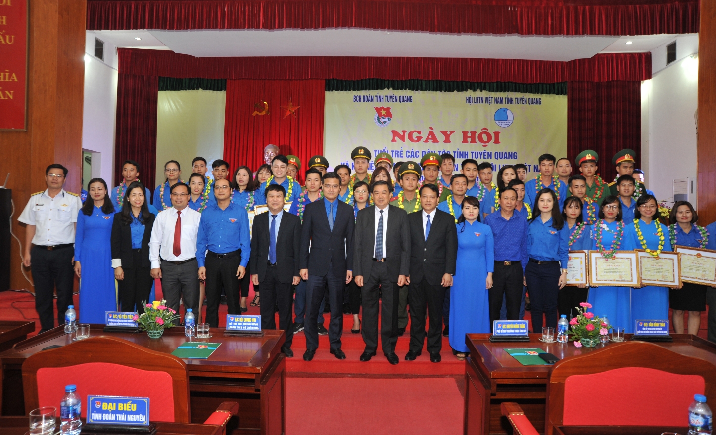 Đ/c Bùi Quang Huy, Bí thư Trung ương Đoàn TNCS Hồ Chí Minh và các đồng chí lãnh đạo Tỉnh tặng bằng khen cho ĐVTN đã có thành tích xuất sắc trong thực hiện phong trào thanh niên sống đẹp tình nguyện vì cuộc sống cộng đồng năm 2018