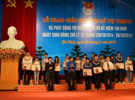 Các học sinh xuất sắc nhận giải thưởng Lý Tự Trọng năm học 2012 – 2013