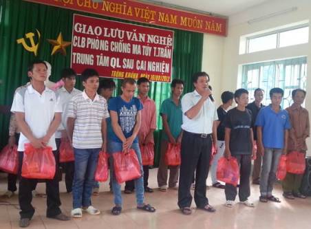 Đồng chí Mông Văn Lục - Phó chủ tịch UBND huyện trao quà và chia sẻ với các học viên