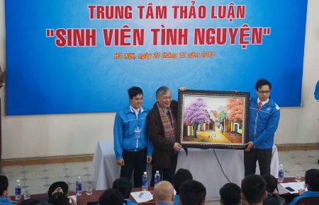 Đồng chí Nguyễn Minh Thơ- Quyền Trưởng ban TNXP T.Ư Đoàn (bìa phải) tặng quà lưu niệm cho Trường ĐH Y Hà Nội