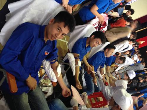 Đoàn viên thanh niên nô nức tham gia hiến máu