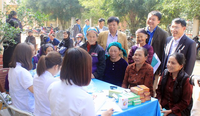 Hội Thầy thuốc trẻ tỉnh khám, tư vấn, phát thuốc miễn phí cho hơn 200 đồng bào nghèo xã Đèo Gia, huyện Lục Ngạn. 