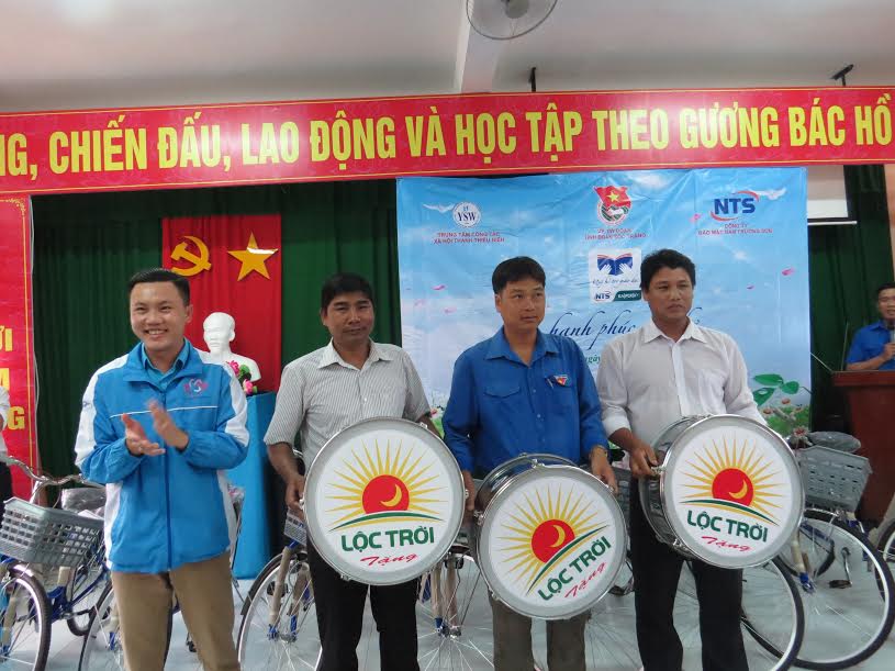 Đồng chí Nguyễn Thành Duy - Phó bí thư Tỉnh Đoàn tặng trống Đội tại huyện Thạnh Trị
